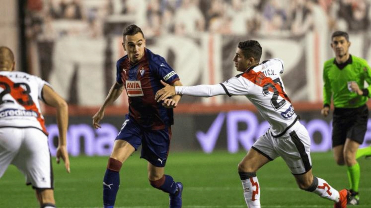 比利亚雷亚尔翻盘反超对手,实力不容小觑 比利亚雷亚尔翻盘反超对手,实力不容小觑