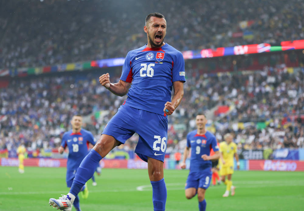 包含斯洛伐克平局收场，欧预赛高潮持续的词条