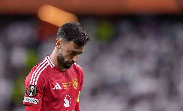 曼联客场大败,球员表现低迷 曼联客场大败,球员表现低迷