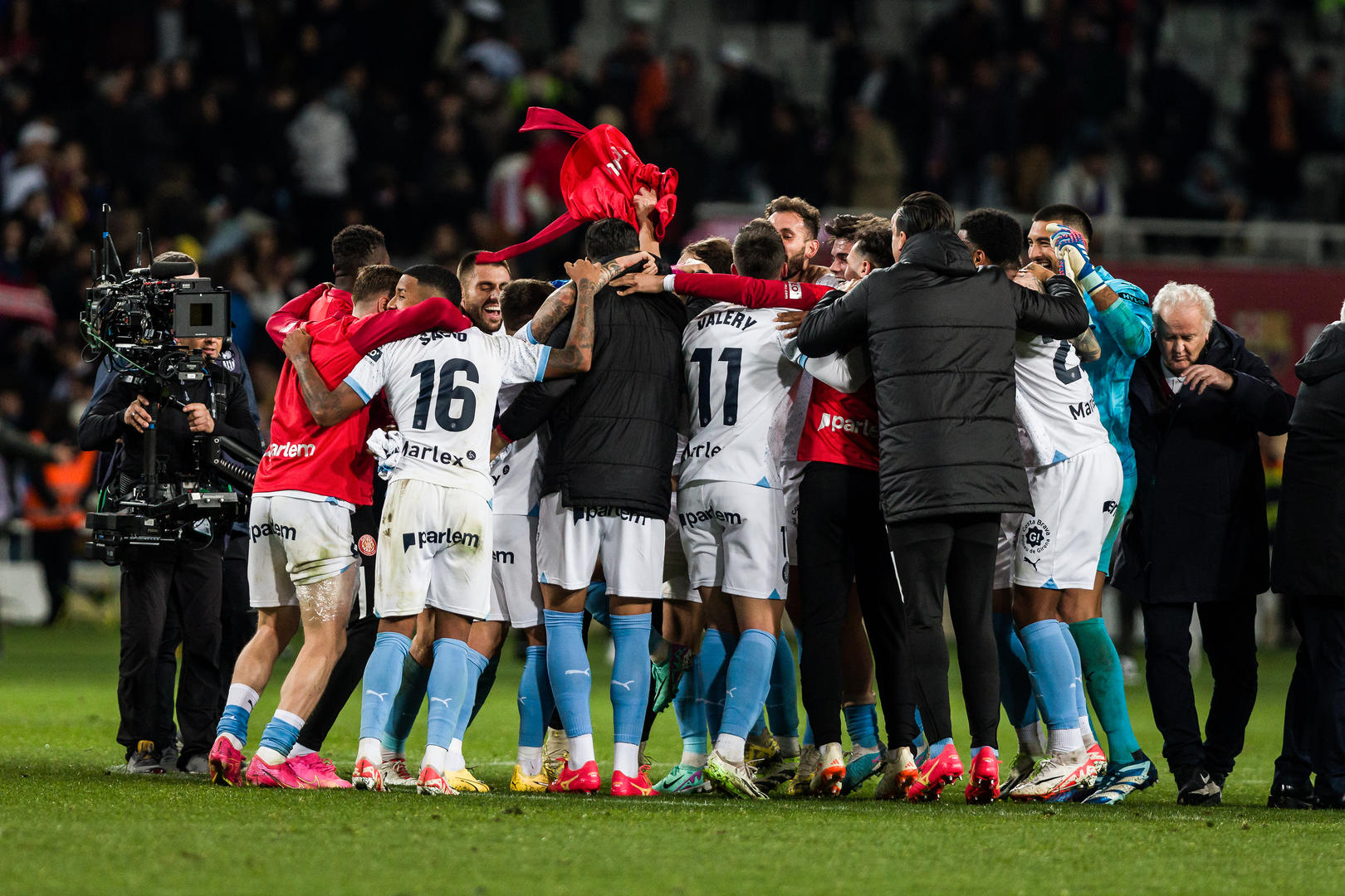 精彩的比赛中，球员表现出色，引发球迷狂热的简单介绍