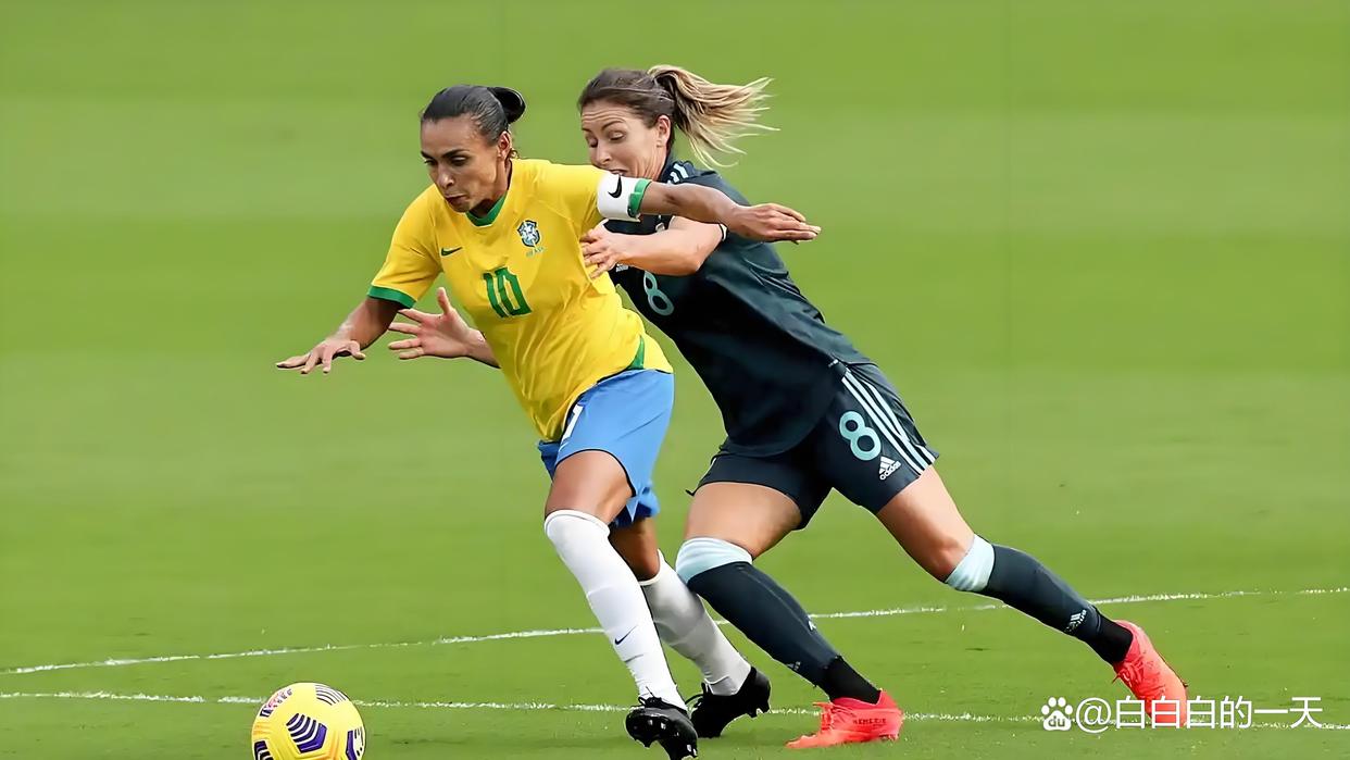 开云体育中国-意大利女足后卫防守坚固，顶住对手压力
