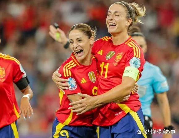 意大利女足后卫防守坚固，顶住对手压力