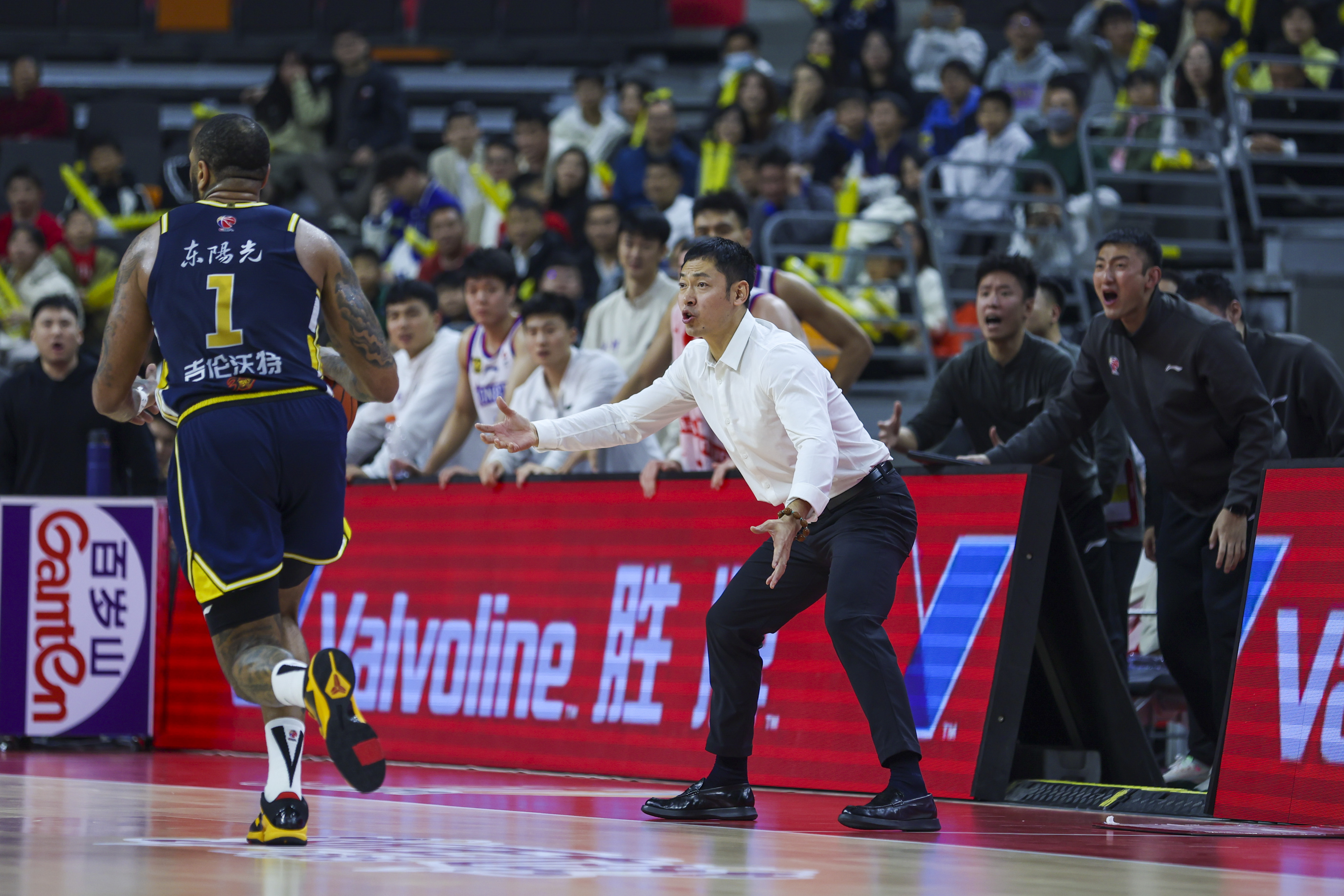 上海男篮备战广东队，尽显实力