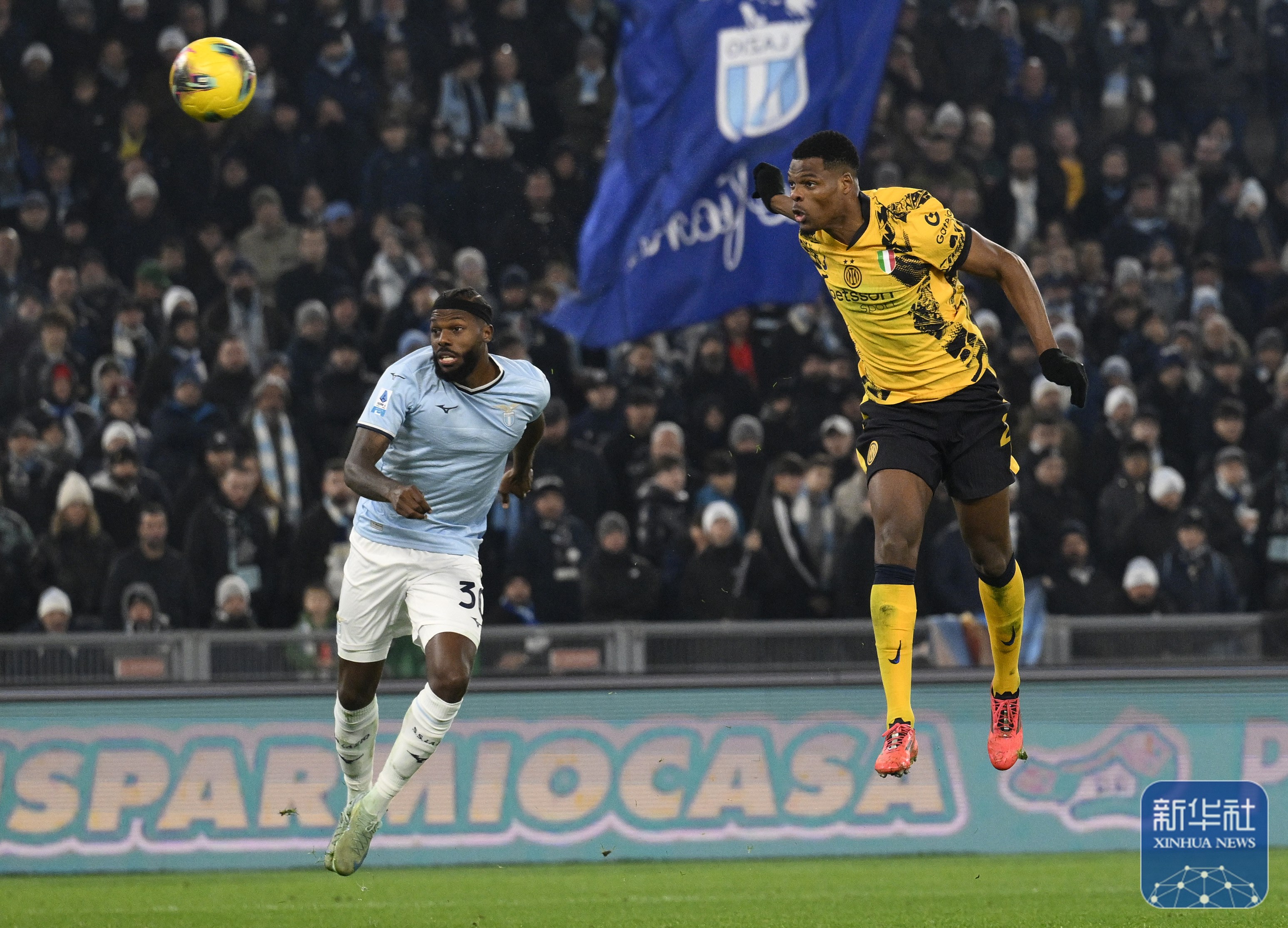 开云体育在线-意甲比赛火花四溅，球队竞争激烈