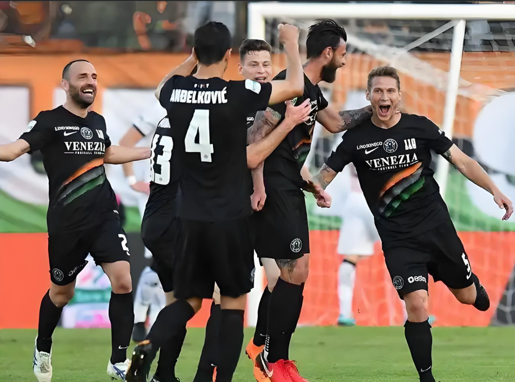 意甲比赛火花四溅,球队竞争激烈 意甲比赛火花四溅,球队竞争激烈