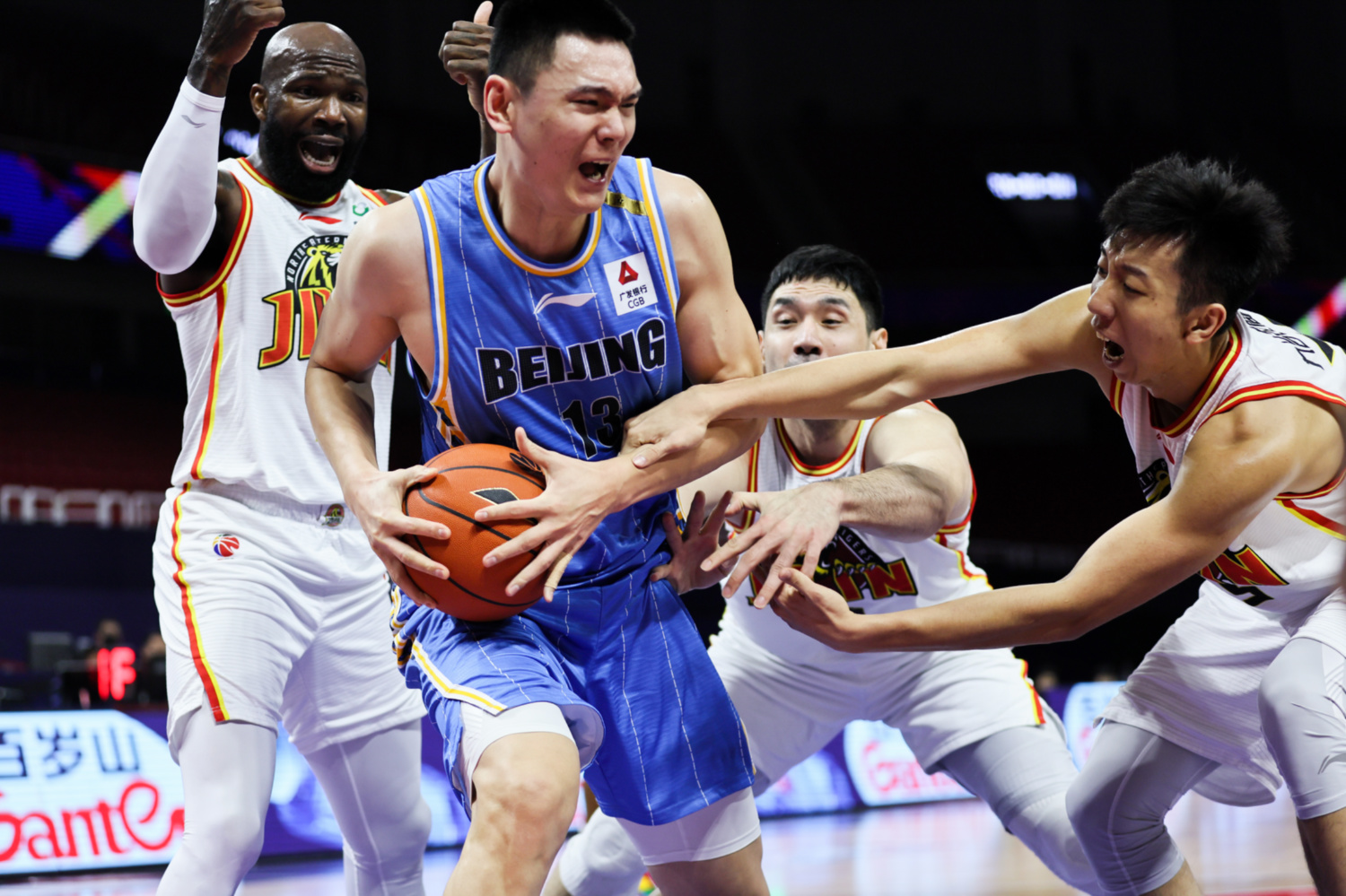 对手的强劲攻势令球队备受压力的简单介绍