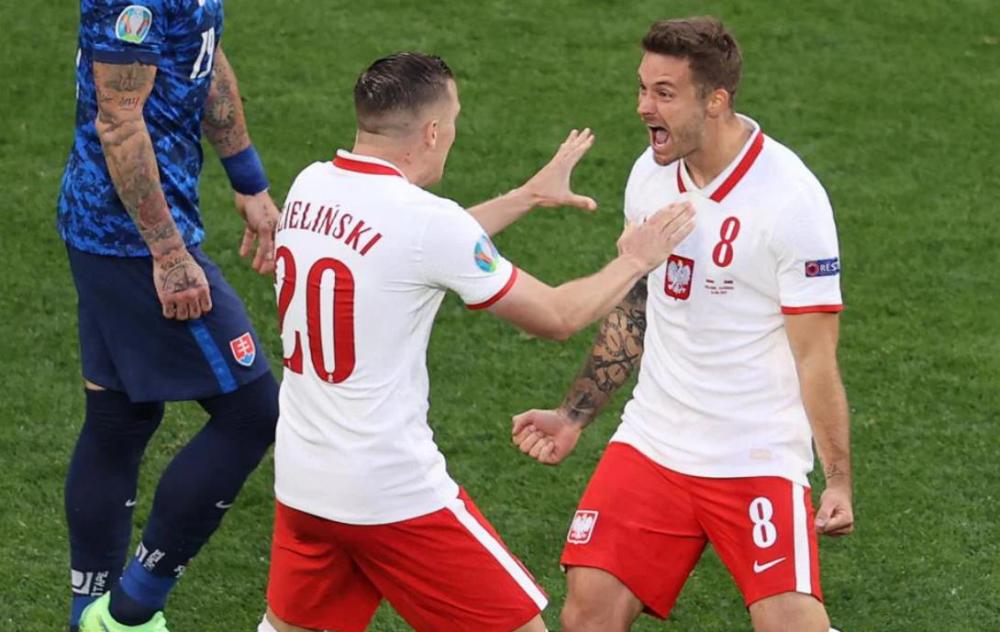 关于波兰碾压西班牙，阿奎罗三分雨点燃全场的信息