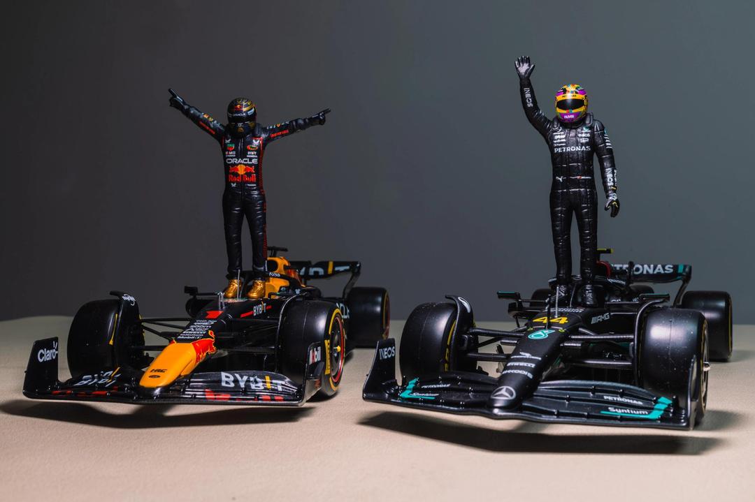 关于红牛车队完胜索伯车队，塞恩斯点燃赛场的信息