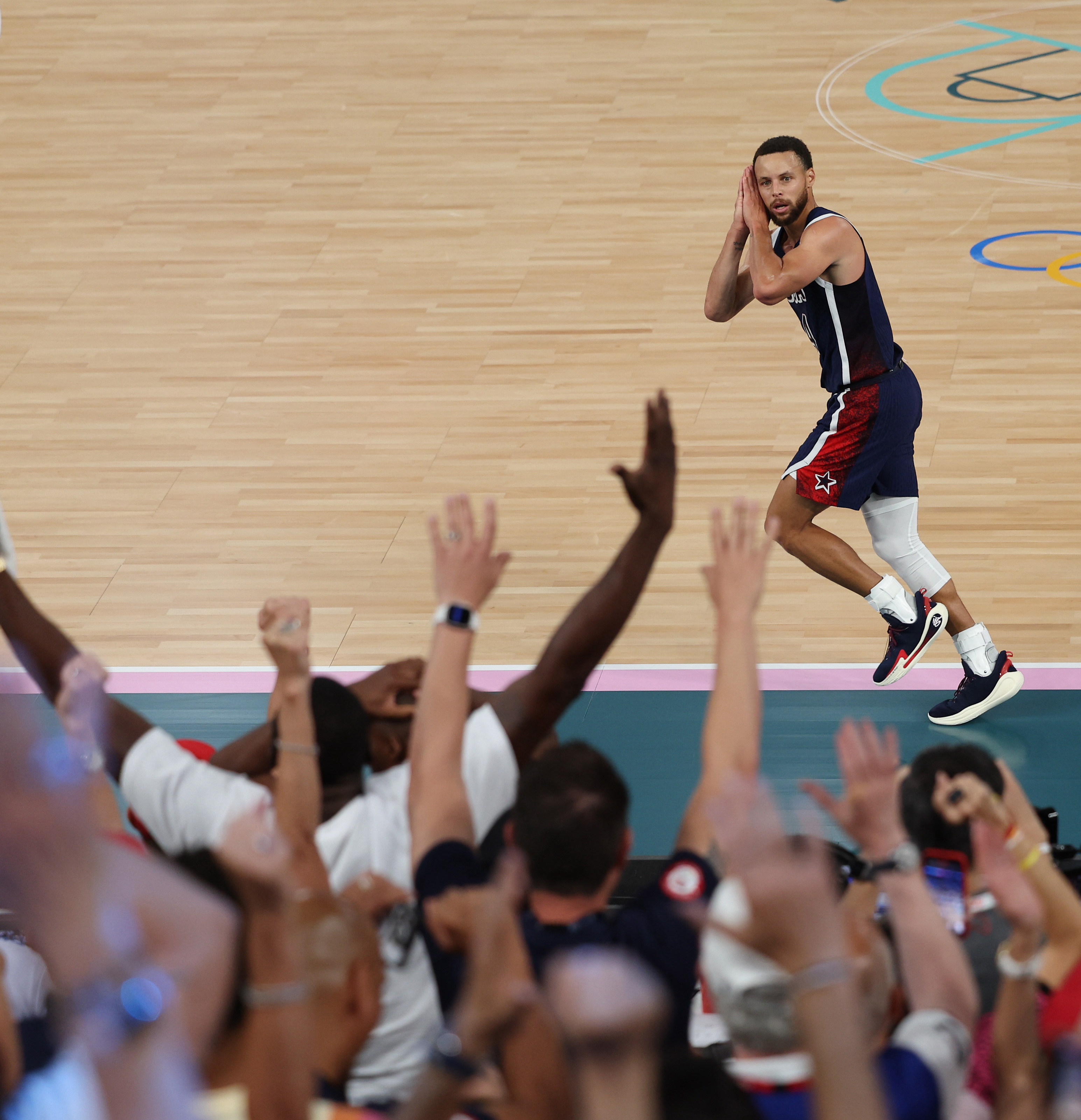 骑士逆转马刺,布克点燃赛场 骑士逆转马刺,布克点燃赛场