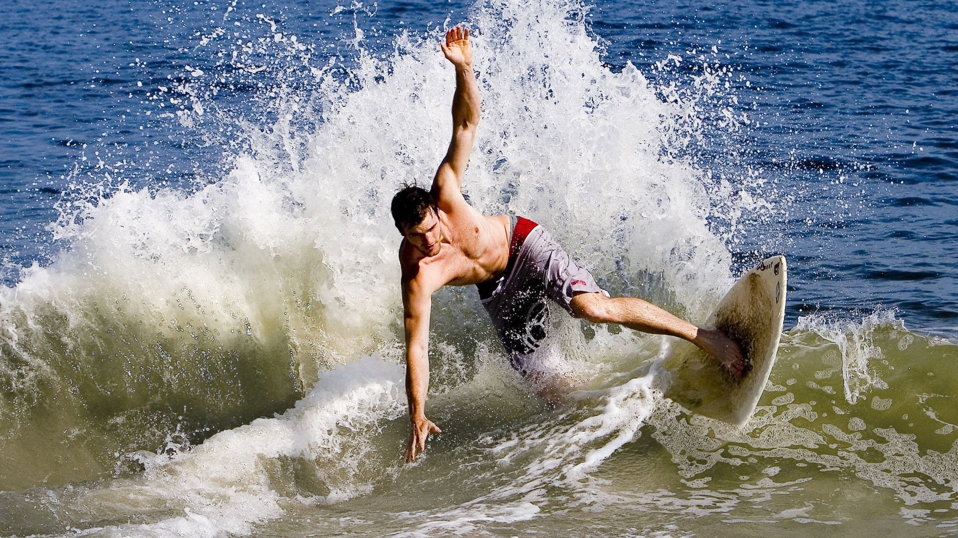 开云官方app入口-德甲争冠战之夜，詹姆斯关键回合不手软