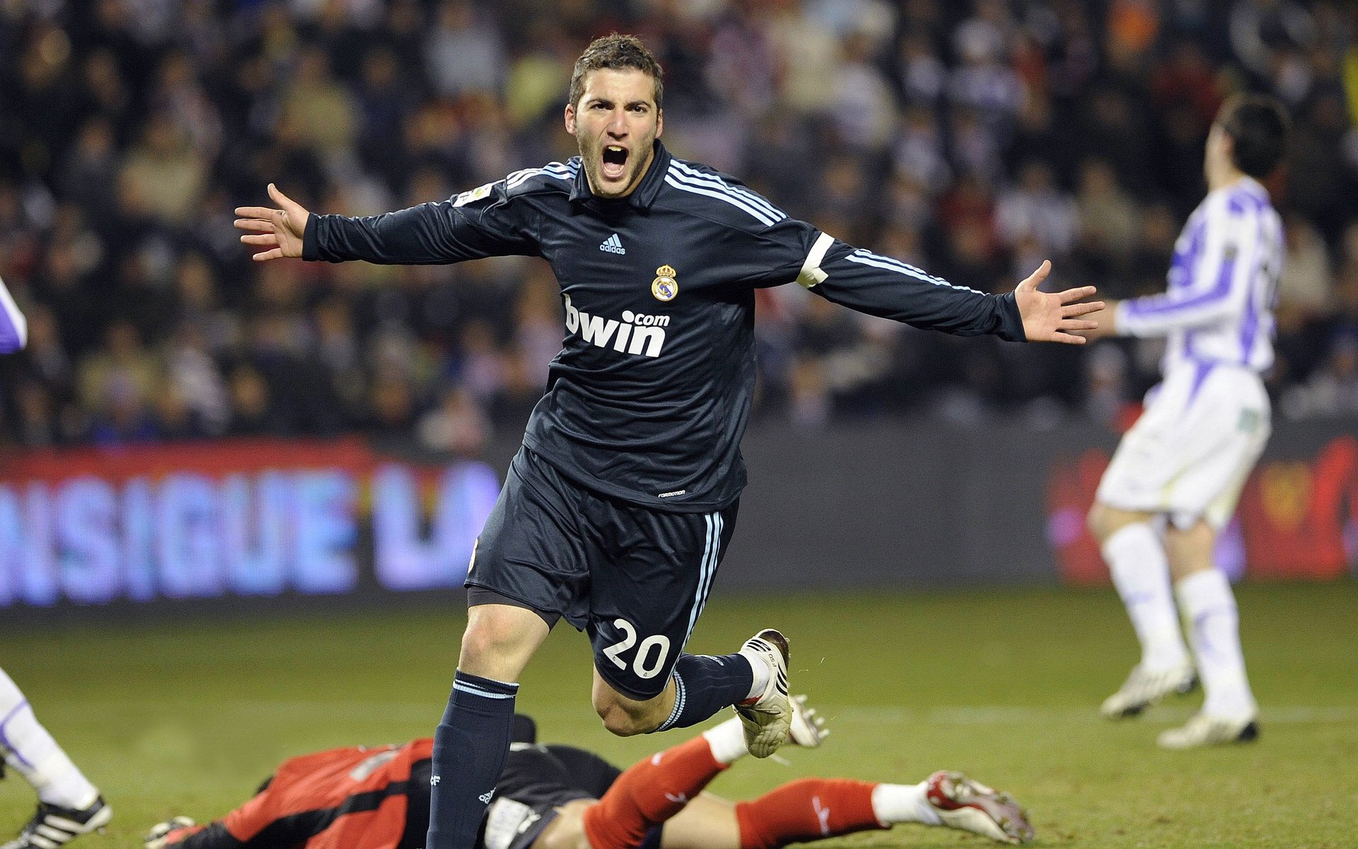 跨界绝杀，当上海队逆袭掘金，库里在欧冠决赛接管比赛