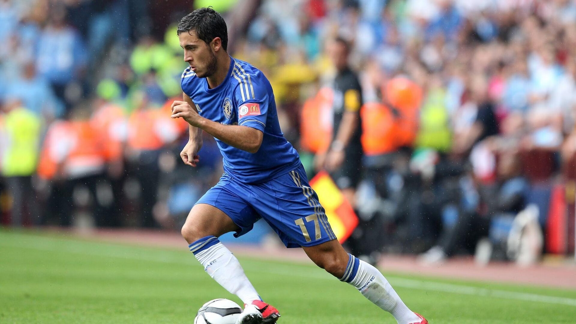 开云体育官网-F1新赛季揭幕战焦点战，维斯塔潘如那不勒斯般正面击溃奥地利红牛